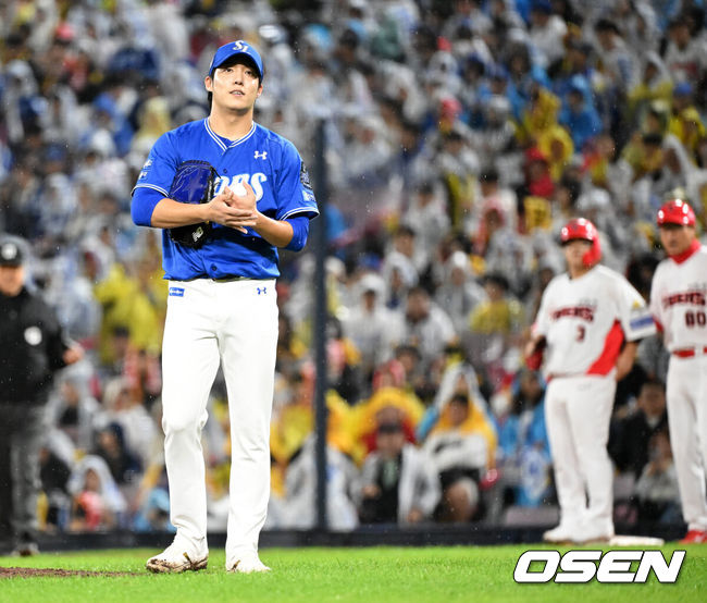 [OSEN=광주, 이대선 기자] 21일 광주 기아챔피언스필드에서 2024 신한 SOL뱅크 KBO 한국시리즈 1차전 KIA 타이거즈와 삼성 라이온즈의 경기가 열렸다.KIA는 네일, 삼성은 원태인을 선발 투수로 내세웠다.4회말 2사 1루에서 삼성 원태인이 KIA 김선빈에게 볼넷을 허용하고 아쉬워하고 있다. 2024.10.21 / sunday@osen.co.kr