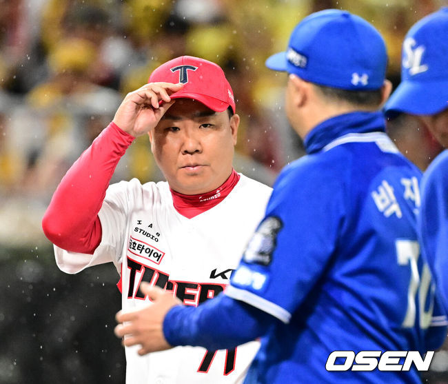 [OSEN=광주, 지형준 기자] 21일 광주 기아챔피언스필드에서 2024 신한 SOL뱅크 KBO 한국시리즈 1차전 KIA 타이거즈와 삼성 라이온즈의 경기가 열렸다.KIA는 네일, 삼성은 원태인을 선발 투수로 내세웠다.KIA 이범호 감독과 삼성 박진만 감독이 인사를 나누고 있다. 2024.10.21 / jpnews@osen.co.kr