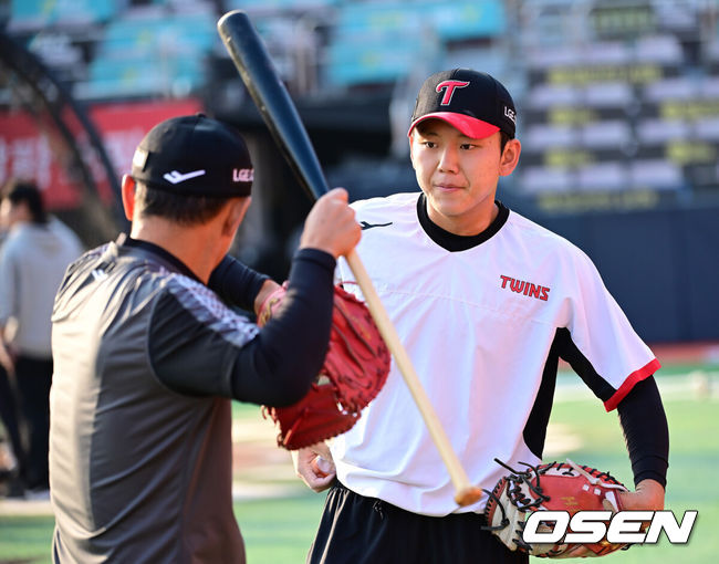 [OSEN=수원, 김성락 기자] 8일 수원KT위즈파크에서 2024 신한 SOL뱅크 KBO 포스트시즌 준플레이오프 3차전 KT 위즈와 LG 트윈스의 경기가 열릴 예정인 가운데 양 팀 훈련이 진행됐다. 경기 시작에 앞서 LG 이주헌이 훈련을 하고있다. 2024.10.08/ ksl0919@osen.co.kr