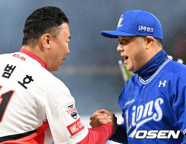 [OSEN=광주, 이대선 기자] 21일 광주 기아챔피언스필드에서 2024 신한 SOL뱅크 KBO 한국시리즈 1차전 KIA 타이거즈와 삼성 라이온즈의 경기가 열렸다.KIA는 네일, 삼성은 원태인을 선발 투수로 내세웠다.경기에 앞서 KIA 이범호 감독과 삼성 박진만 감독이 인사를 나누고 있다. 2024.10.21 / sunday@osen.co.kr