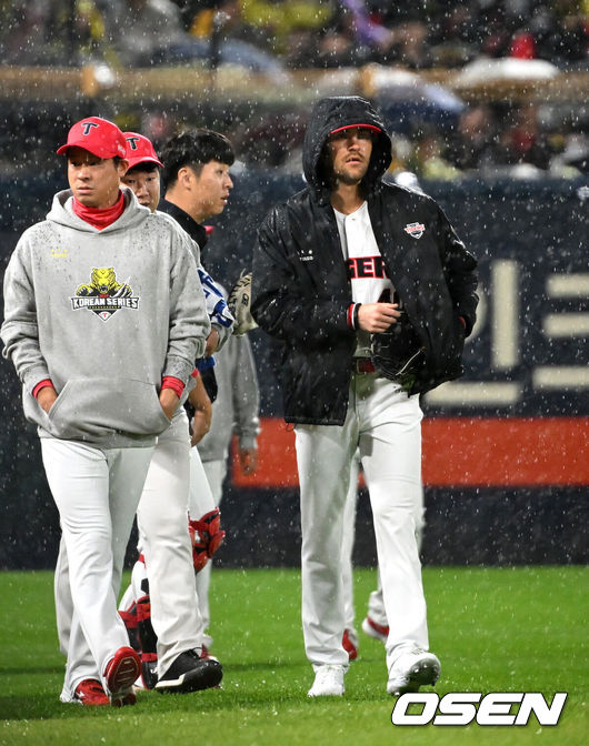 [OSEN=광주, 이대선 기자] 21일 광주 기아챔피언스필드에서 2024 신한 SOL뱅크 KBO 한국시리즈 1차전 KIA 타이거즈와 삼성 라이온즈의 경기가 열렸다.KIA는 네일, 삼성은 원태인을 선발 투수로 내세웠다.몸을 풀던 네일이 빗줄기가 굵어지자 더그아웃으로 가고 있다. 2024.10.21 / sunday@osen.co.kr