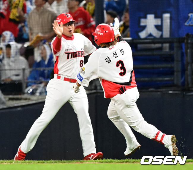 [OSEN=광주, 이대선 기자] 21일 광주 기아챔피언스필드에서 2024 신한 SOL뱅크 KBO 한국시리즈 1차전 KIA 타이거즈와 삼성 라이온즈의 경기가 열렸다.KIA는 네일, 삼성은 원태인을 선발 투수로 내세웠다.2회말 2사에서 KIA 김선빈이 홈런성 타구에 환호하고 있다. 2024.10.21 / sunday@osen.co.kr