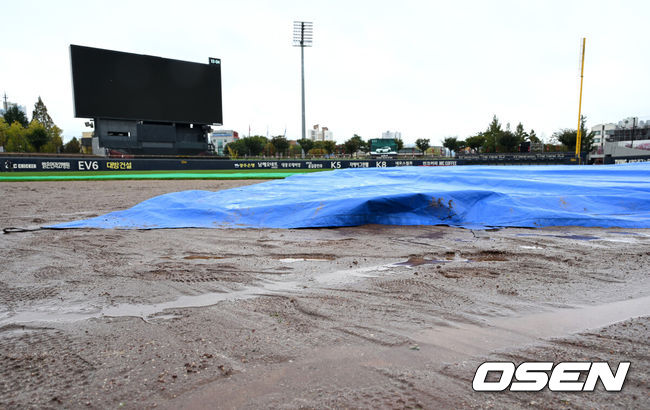 [OSEN=광주, 이대선 기자] 22일 광주 기아챔피언스필드에서 2024 신한 SOL뱅크 KBO 한국시리즈 1차전 KIA 타이거즈와 삼성 라이온즈의 경기가 열릴 예정이다.전날 내린 비로 그라운드가 젖어 있다. 2024.10.22 / sunday@osen.co.kr