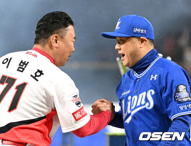 [OSEN=광주, 이대선 기자] 21일 광주 기아챔피언스필드에서 2024 신한 SOL뱅크 KBO 한국시리즈 1차전 KIA 타이거즈와 삼성 라이온즈의 경기가 열렸다.KIA는 네일, 삼성은 원태인을 선발 투수로 내세웠다.경기에 앞서 KIA 이범호 감독과 삼성 박진만 감독이 인사를 하고 있다. 2024.10.21 / sunday@osen.co.kr