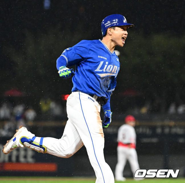 [OSEN=광주, 이대선 기자] 21일 광주 기아챔피언스필드에서 2024 신한 SOL뱅크 KBO 한국시리즈 1차전 KIA 타이거즈와 삼성 라이온즈의 경기가 열렸다.KIA는 네일, 삼성은 원태인을 선발 투수로 내세웠다.6회초 삼성 김헌곤이 우월 솔로 홈런을 치고 환호하고 있다. 2024.10.21 / sunday@osen.co.kr