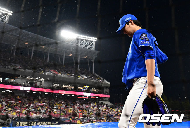 [OSEN=광주, 지형준 기자] 21일 광주 기아챔피언스필드에서 2024 신한 SOL뱅크 KBO 한국시리즈 1차전 KIA 타이거즈와 삼성 라이온즈의 경기가 열렸다.KIA는 네일, 삼성은 원태인을 선발 투수로 내세웠다.경기에 앞서 삼성 원태인이 몸을 풀고 더그아웃으로 향하고 있다. 2024.10.21 / jpnews@osen.co.kr