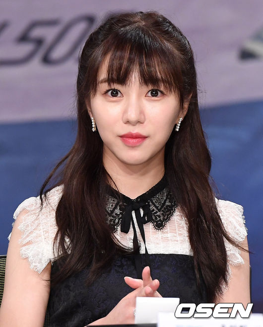 [OSEN=최규한 기자] AOA 민아가 28일 오후 서울 상암동 MBC에서 열린 수목드라마 '병원선' 제작발표회에 참석해 취재진의 질문을 듣고 있다. /dreamer@osen.co.kr