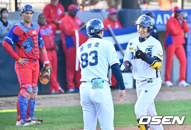 [OSEN=부산, 이석우 기자] 23일 부산 기장-현대차 드림 볼파크에서 2024 울산-KBO Fall League NC 다이노스와 쿠바의 경기가 열렸다. NC는 신영우가 선발 출전하고 쿠바는 유스니엘 파드론이 선발 출전했다. NC 다이노스 김세훈이 4회말 1사 1,2루 좌중월 3점 홈런을 치고 하이파이브를 하고 있다. 2024.10.23 / foto0307@osen.co.kr