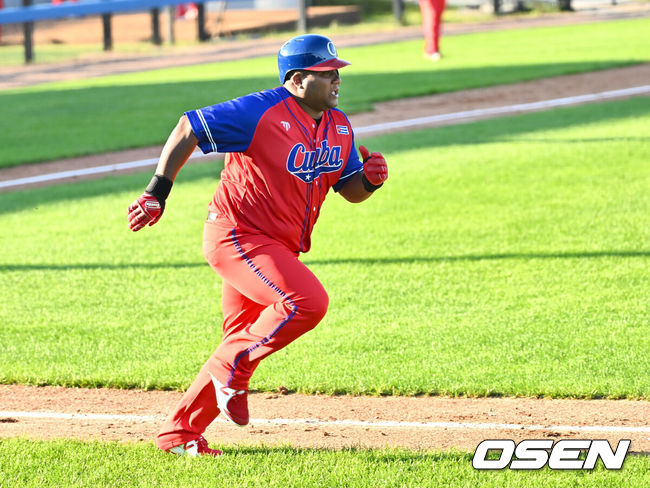 [OSEN=부산, 이석우 기자] 23일 부산 기장-현대차 드림 볼파크에서 2024 울산-KBO Fall League NC 다이노스와 쿠바의 경기가 열렸다. NC는 신영우가 선발 출전하고 쿠바는 유스니엘 파드론이 선발 출전했다. 쿠바 알프레도 데스파이네가 4회초 우중전 2루타를 치고 진루하고 있다. 2024.10.23 / foto0307@osen.co.kr