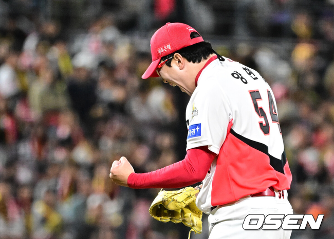 [OSEN=광주, 지형준 기자] ] 23일 광주 기아챔피언스필드에서 2024 신한 SOL뱅크 KBO 한국시리즈 2차전 KIA 타이거즈와 삼성 라이온즈의 경기가 열렸다.KIA는 양현종, 삼성은 황동재를 선발 투수로 내세웠다.5회초 2사에서 KIA 양현종이 삼진 김영웅을 삼진 처리하며 포효하고 있다. 2024.10.23 / jpnews@osen.co.kr