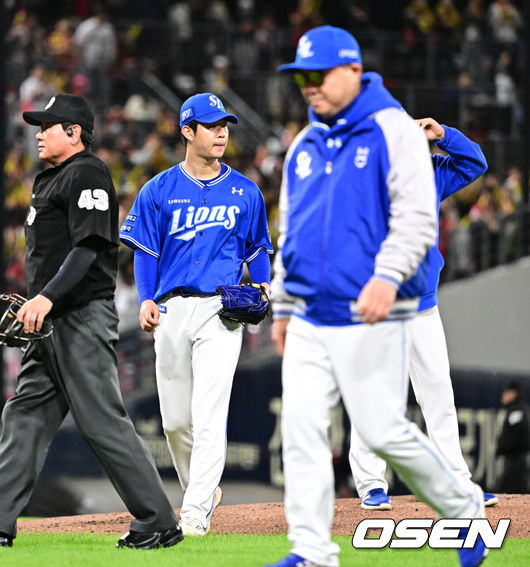 [OSEN=광주, 지형준 기자] ]  23일 광주 기아챔피언스필드에서 2024 신한 SOL뱅크 KBO 한국시리즈 2차전 KIA 타이거즈와 삼성 라이온즈의 경기가 열렸다.KIA는 양현종, 삼성은 황동재를 선발 투수로 내세웠다.1회말 2사 1루에서 삼성 선발 황동재가 강판당하고 있다. 2024.10.23 / jpnews@osen.co.kr