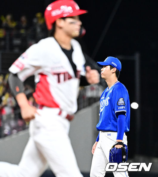 [OSEN=광주, 지형준 기자] ]  23일 광주 기아챔피언스필드에서 2024 신한 SOL뱅크 KBO 한국시리즈 2차전 KIA 타이거즈와 삼성 라이온즈의 경기가 열렸다.KIA는 양현종, 삼성은 황동재를 선발 투수로 내세웠다.1회말 무사에서 삼성 황동재가 KIA 박찬호에 볼넷을 허용하고 있다. 2024.10.23 / jpnews@osen.co.kr