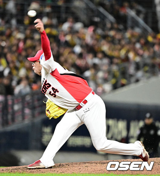 [OSEN=광주, 지형준 기자] ]  23일 광주 기아챔피언스필드에서 2024 신한 SOL뱅크 KBO 한국시리즈 2차전 KIA 타이거즈와 삼성 라이온즈의 경기가 열렸다.KIA는 양현종, 삼성은 황동재를 선발 투수로 내세웠다.4회 KIA 양현종이 역투하고 있다. 2024.10.23 / jpnews@osen.co.kr