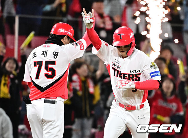 [OSEN=광주, 지형준 기자] ]  23일 광주 기아챔피언스필드에서 2024 신한 SOL뱅크 KBO 한국시리즈 2차전 KIA 타이거즈와 삼성 라이온즈의 경기가 열렸다.KIA는 양현종, 삼성은 황동재를 선발 투수로 내세웠다.2회말 2사에서 KIA 김도영이 우월 솔로포를 날리고 조재영 코치와 기뻐하고 있다. 2024.10.23 / jpnews@osen.co.kr