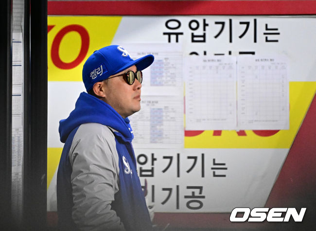 [OSEN=광주, 지형준 기자] ]  23일 광주 기아챔피언스필드에서 2024 신한 SOL뱅크 KBO 한국시리즈 2차전 KIA 타이거즈와 삼성 라이온즈의 경기가 열렸다.KIA는 양현종, 삼성은 황동재를 선발 투수로 내세웠다.8회말 삼성 박진만 감독이 경기를 지켜보고 있다. 2024.10.23 / jpnews@osen.co.kr