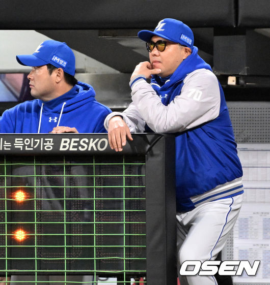 [OSEN=광주, 이대선 기자] 23일 광주 기아챔피언스필드에서 2024 신한 SOL뱅크 KBO 한국시리즈 2차전 KIA 타이거즈와 삼성 라이온즈의 경기가 열렸다.KIA는 양현종, 삼성은 황동재를 선발 투수로 내세웠다.1회말 삼성 박진만 감독이 경기를 바라보고 있다. 2024.10.23 / sunday@osen.co.kr