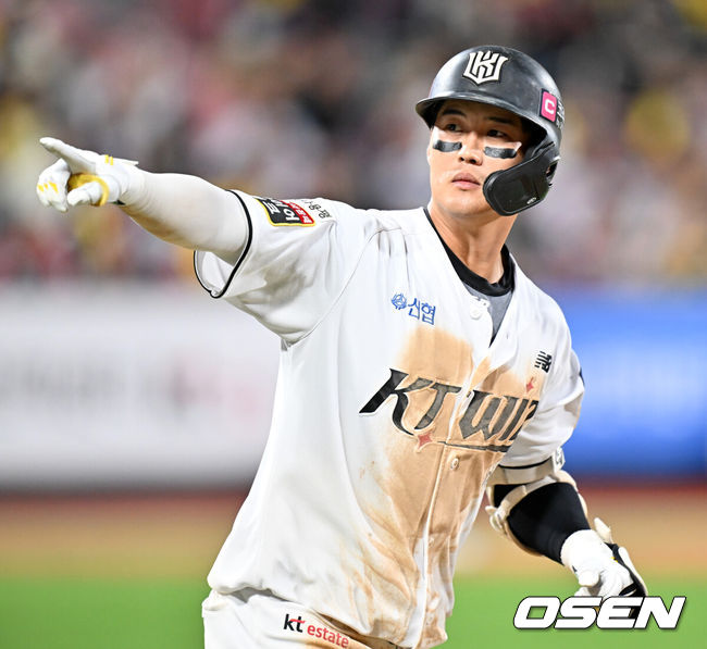 [OSEN=수원, 민경훈 기자] 8일 수원 KT위즈파크에서 2024 신한 SOL뱅크 KBO 포스트시즌 준플레이오프 3차전 KT 위즈와 LG 트윈스의 경기가 열릴 예정인 가운데 양 팀 훈련이 진행됐다.이날 KT는 벤자민을, LG는 최원태를 선발 투수로 내세웠다.9회말 1사 주자 2루 KT 배정대가 중월 투런 홈런을 때린 후 그라운드를 돌고 있다. 2024.10.08 / rumi@osen.co.kr