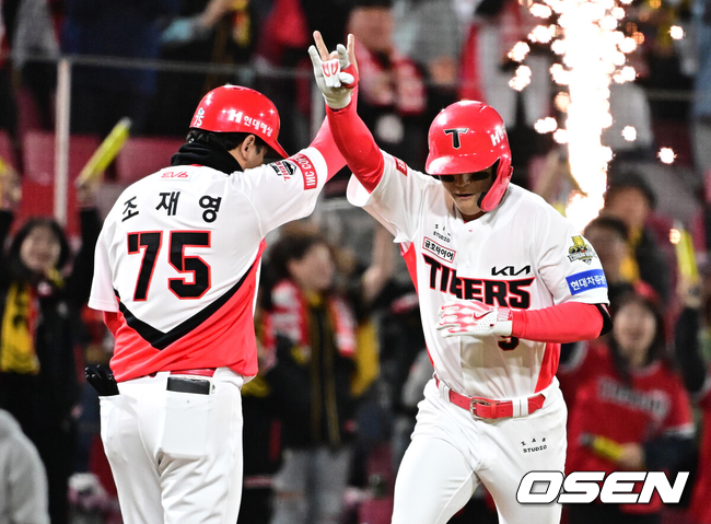 [OSEN=광주, 지형준 기자] ] 23일 광주 기아챔피언스필드에서 2024 신한 SOL뱅크 KBO 한국시리즈 2차전 KIA 타이거즈와 삼성 라이온즈의 경기가 열렸다.KIA는 양현종, 삼성은 황동재를 선발 투수로 내세웠다.2회말 2사에서 KIA 김도영이 우월 솔로포를 날리고 조재영 코치와 기뻐하고 있다. 2024.10.23 / jpnews@osen.co.kr