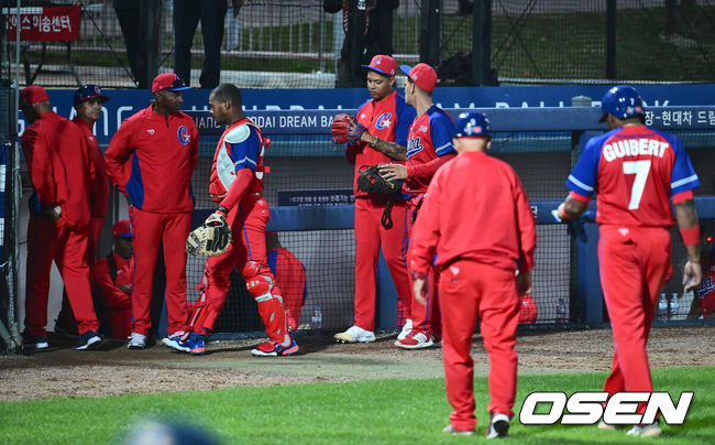 [OSEN=부산, 이석우 기자] 23일 부산 기장-현대차 드림 볼파크에서 2024 울산-KBO Fall League NC 다이노스와 쿠바의 경기가 열렸다. NC는 신영우가 선발 출전하고 쿠바는 유스니엘 파드론이 선발 출전했다. 쿠바 선수들이 NC 다이노스에 1-13으로 패한 후 경기장을 나서고 있다. 2024.10.23 / foto0307@osen.co.kr