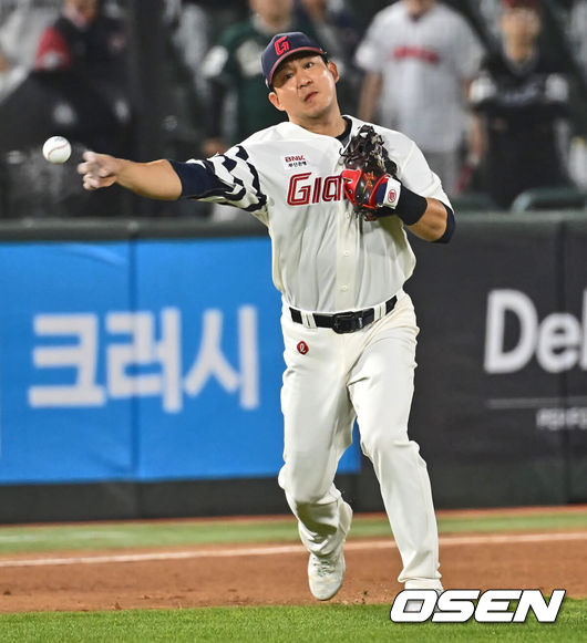 [OSEN=부산, 이석우 기자] 25일 부산 사직구장에서 2024 신한 SOL 뱅크 KBO 리그 롯데 자이언츠와 SSG 랜더스의 경기가 열렸다. 롯데는 전날 SSG 추신수에게 2000안타, 최정에게 468호 홈런을 허용하는 등 '대기록의 희생자’가 됐지만 안경 에이스 박세웅을 선발로 내세워 분위기 반전을 꾀하고 SSG는 상승 분위기를 이어가기 위해 박종훈이 선발로 출전한다.롯데 자이언츠 3루수 김민성이 6회초 1사 SSG 랜더스 최정의 땅볼을 잡아 1루에 던지고 있다. 2024.04.25 / foto0307@osen.co.kr