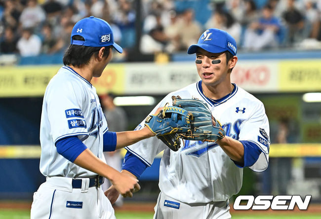 [OSEN=대구, 이석우 기자] 13일 대구삼성라이온즈파크에서 2024 신한 SOL 뱅크 KBO 리그 삼성 라이온즈와 LG 트윈스의 경기가 열렸다. 3연승으로 기세가 오른 삼성은 이호성을 선발로 출전시키고 3연패 중인 LG는 에이스 켈리를 내세워 반등을 노린다.삼성 라이온즈 김영웅(오른쪽)이 7회초 2사 만루 LG 트윈스 구본혁의 3루 땅볼을 잡아 아웃시키고 이재현과 하이파이브를 하고 있다. 2024.06.13 / foto0307@osen.co.kr