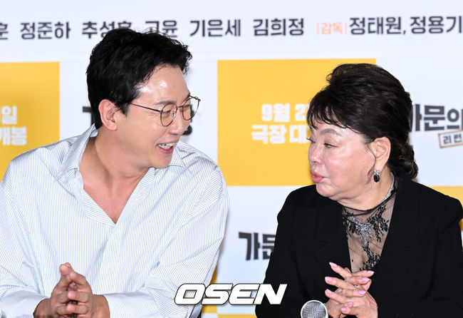 [OSEN=이대선 기자] 19일 서울 CGV 용산아이파크몰에서 영화 ‘가문의 영광: 리턴즈’ 언론시사회가 열렸다.배우 탁재훈이 김수미와 이야기를 나누고 있다. 2023.09.19 /sunday@osen.co.kr