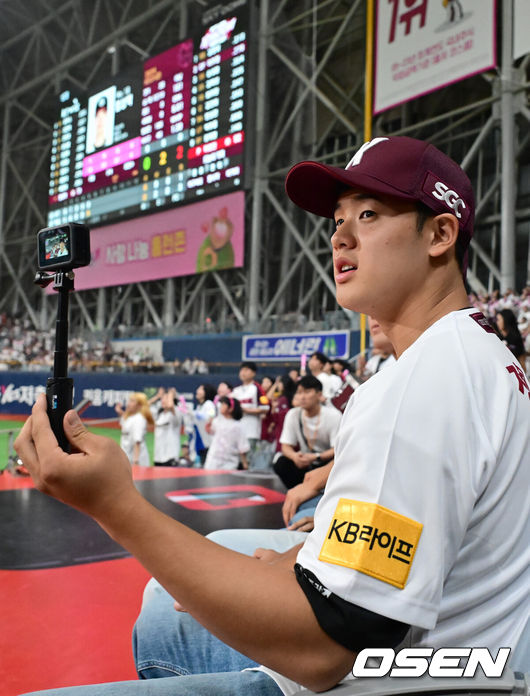 [OSEN=고척, 김성락 기자] 17일 오후 서울 고척스카이돔에서 ‘2024 신한은행 SOL Bank KBO리그’ 키움 히어로즈와 KT 위즈의 경기가 열렸다.이날 경기는 KT 위즈가 키움 히어로즈를 상대로 4-2로 승리했다.키움 정현우가 열띤 응원을 펼치고 있다. 2024.09.17 / ksl0919@osen.co.kr