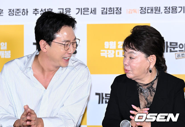 [OSEN=이대선 기자] 19일 서울 CGV 용산아이파크몰에서 영화 ‘가문의 영광: 리턴즈’ 언론시사회가 열렸다.배우 탁재훈이 김수미와 이야기를 나누고 있다. 2023.09.19 /sunday@osen.co.kr