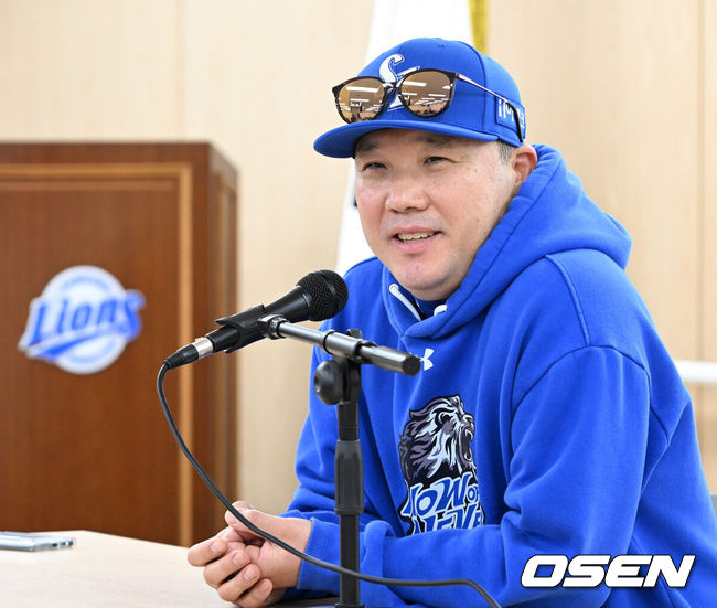 [OSEN=대구, 이대선 기자] 25일 대구삼성라이온즈파크에서 2024 신한 SOL뱅크 KBO 한국시리즈 3차전 삼성 라이온즈와 KIA 타이거즈의 경기가 열렸다.삼성은 대니 레예스, KIA는 에릭 라우어를 선발 투수로 내세웠다.경기에 앞서 삼성 박진만 감독이 인터뷰를 하고 있다. 2024.10.25 / sunday@osen.co.kr