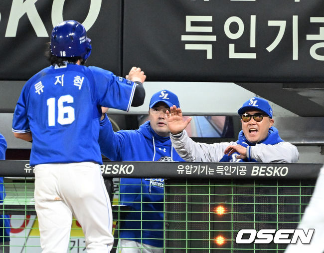 [OSEN=광주, 이대선 기자] 23일 광주 기아챔피언스필드에서 2024 신한 SOL뱅크 KBO 한국시리즈 2차전 KIA 타이거즈와 삼성 라이온즈의 경기가 열렸다.KIA는 양현종, 삼성은 황동재를 선발 투수로 내세웠다.6회초 1사 1,2루에서 삼성 김현준의 적시타 때 득점에 성공한 2루주자 류지혁이 박진만 감독과 환호하고 있다. 2024.10.23 / sunday@osen.co.kr