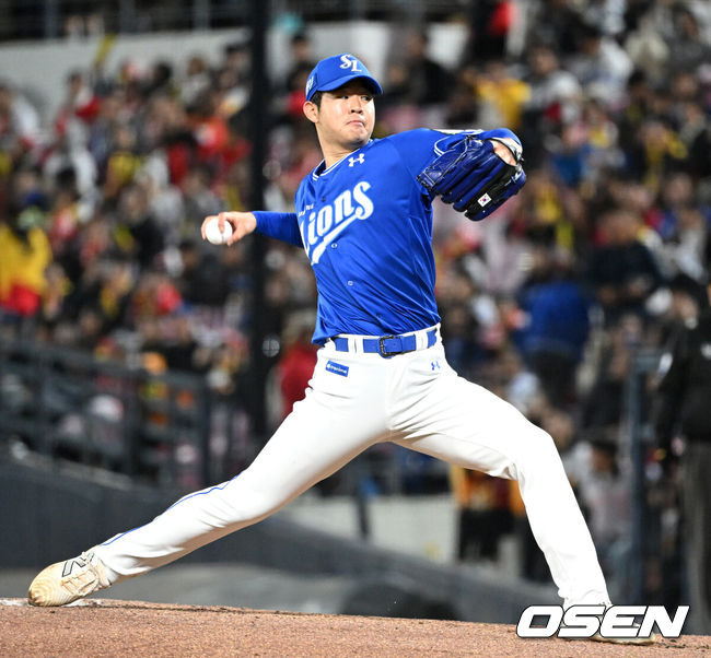 [OSEN=광주, 이대선 기자] 23일 광주 기아챔피언스필드에서 2024 신한 SOL뱅크 KBO 한국시리즈 2차전 KIA 타이거즈와 삼성 라이온즈의 경기가 열렸다.KIA는 양현종, 삼성은 황동재를 선발 투수로 내세웠다.1회말 무사에서 삼성 선발투수 황동재가 역투하고 있다. 2024.10.23 / sunday@osen.co.kr