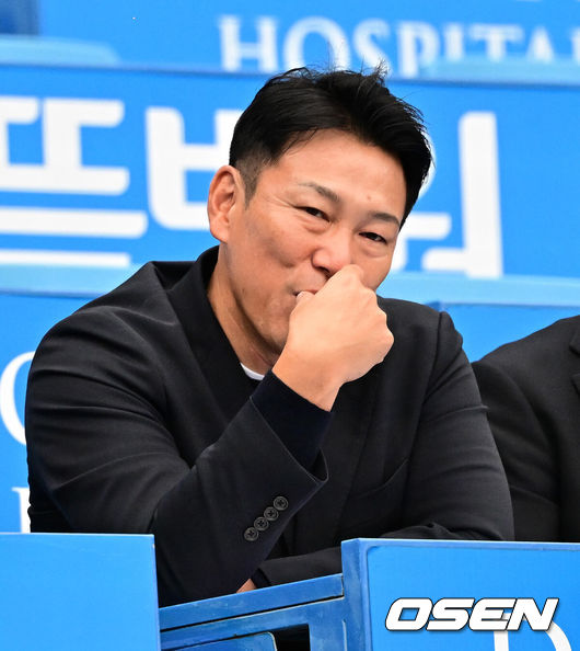 [OSEN=대구, 지형준 기자] 25일 대구삼성라이온즈파크에서 2024 신한 SOL뱅크 KBO 한국시리즈 3차전 삼성 라이온즈와 KIA 타이거즈의 경기가 열렸다.삼성은 대니 레예스, KIA는 에릭 라우어를 선발 투수로 내세웠다.일본야구대표팀 이바타 하로카즈 감독이 한국시리즈를 찾아 관중석에서 이야기를 나누고 있다. 2024.10.25 / jpnews@osen.co.kr