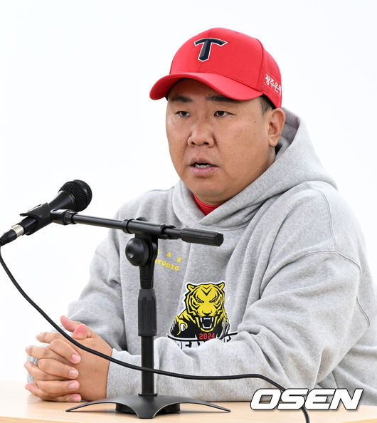 [OSEN=대구, 이대선 기자] 25일 대구삼성라이온즈파크에서 2024 신한 SOL뱅크 KBO 한국시리즈 3차전 삼성 라이온즈와 KIA 타이거즈의 경기가 열렸다.삼성은 대니 레예스, KIA는 에릭 라우어를 선발 투수로 내세웠다.경기에 앞서 KIA 이범호 감독이 인터뷰를 하고 있다. 2024.10.25 / sunday@osen.co.kr