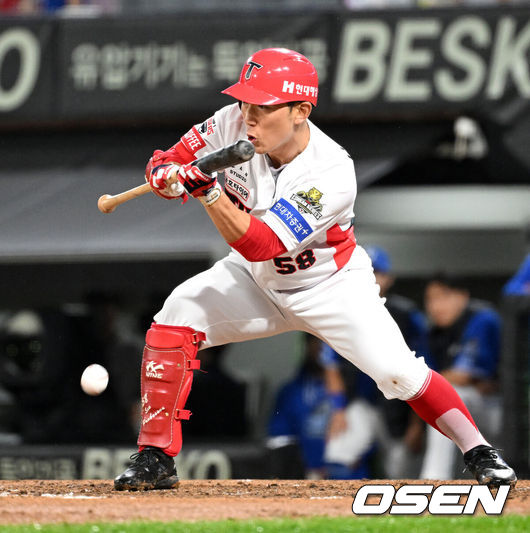 [OSEN=광주, 이대선 기자] 21일 광주 기아챔피언스필드에서 2024 신한 SOL뱅크 KBO 한국시리즈 1차전 KIA 타이거즈와 삼성 라이온즈의 경기가 열렸다.KIA는 네일, 삼성은 원태인을 선발 투수로 내세웠다.3회말 무사 1루에서 KIA 서건창이 번트를 시도하고 있다. 2024.10.21 / sunday@osen.co.kr