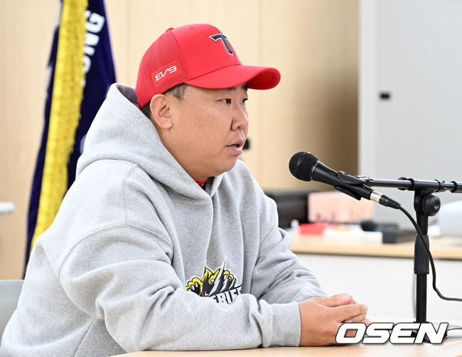 [OSEN=대구, 이대선 기자] 25일 대구삼성라이온즈파크에서 2024 신한 SOL뱅크 KBO 한국시리즈 3차전 삼성 라이온즈와 KIA 타이거즈의 경기가 열렸다.삼성은 대니 레예스, KIA는 에릭 라우어를 선발 투수로 내세웠다.경기에 앞서 KIA 이범호 감독이 인터뷰를 하고 있다. 2024.10.25 / sunday@osen.co.kr