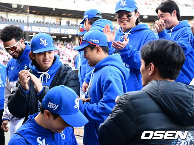 [OSEN=광주, 지형준 기자] 23일 오후 광주-기아 챔피언스필드에서 2024 신한 SOL Bank KBO리그 삼성 라이온즈와 KIA 타이거즈의 한국시리즈(KS·7전4선승제) 1차전 서스펜디드 경기가 열렸다.가을야구 사상 첫 서스펜디드 게임으로 일정이 꼬인 2024 KBO 한국시리즈(KS)는 초유의 2박3일 경기에 실질적인 더블헤더로 치러진다. 이날 1차전 서스펜디드 게임과 2차전이 차례로 펼쳐진다.경기에 앞서 삼성 구자욱이 동료선수들과 파이팅을 하고 있다. 2024.10.23 / jpnews@osen.co.kr