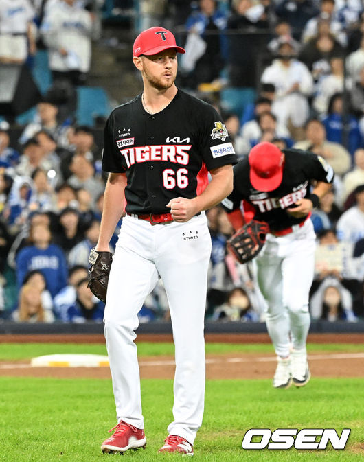 [OSEN=대구, 이대선 기자] 25일 대구삼성라이온즈파크에서 2024 신한 SOL뱅크 KBO 한국시리즈 3차전 삼성 라이온즈와 KIA 타이거즈의 경기가 열렸다.삼성은 대니 레예스, KIA는 에릭 라우어를 선발 투수로 내세웠다.2회말 1사 1루에서 KIA 라우어가 삼성 박병호를 병살타로 처리하고 환호하고 있다. 2024.10.25 / sunday@osen.co.kr