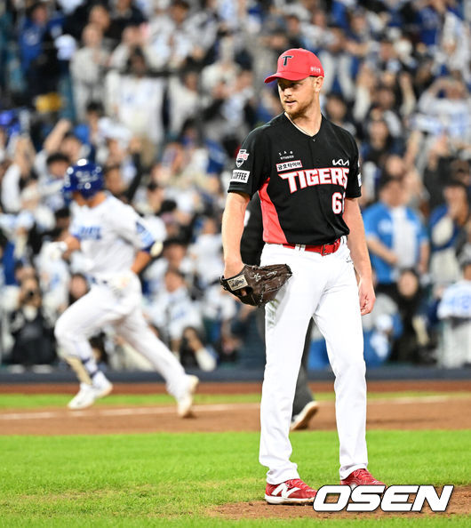 [OSEN=대구, 이대선 기자] 25일 대구삼성라이온즈파크에서 2024 신한 SOL뱅크 KBO 한국시리즈 3차전 삼성 라이온즈와 KIA 타이거즈의 경기가 열렸다.삼성은 대니 레예스, KIA는 에릭 라우어를 선발 투수로 내세웠다.3회말 1사에서 삼성 이성규에게 좌중월 솔로 홈런을 허용한 KIA 라우어가 아쉬운 표정을 짓고 있다. 2024.10.25 / sunday@osen.co.kr