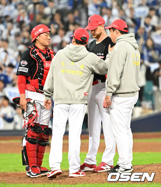 [OSEN=대구, 이대선 기자] 25일 대구삼성라이온즈파크에서 2024 신한 SOL뱅크 KBO 한국시리즈 3차전 삼성 라이온즈와 KIA 타이거즈의 경기가 열렸다.삼성은 대니 레예스, KIA는 에릭 라우어를 선발 투수로 내세웠다.5회말 1사에서 마운드를 방문한 KIA 정재훈 코치가 라우어를 격려하고 있다. 2024.10.25 / sunday@osen.co.kr