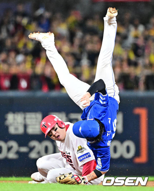 [OSEN=광주, 지형준 기자] ]  23일 광주 기아챔피언스필드에서 2024 신한 SOL뱅크 KBO 한국시리즈 2차전 KIA 타이거즈와 삼성 라이온즈의 경기가 열렸다.KIA는 양현종, 삼성은 황동재를 선발 투수로 내세웠다.1회말 1사 1루에서 삼성 류지혁이 KIA 김태군의 3루땅볼에 1루주자 이우성의 슬라이딩에 걸려 넘어지고 있다. 2024.10.23 / jpnews@osen.co.kr