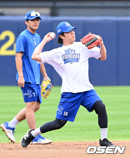 [OSEN=대구, 이대선 기자] 25일 대구삼성라이온즈파크에서 2024 신한 SOL뱅크 KBO 한국시리즈 3차전 삼성 라이온즈와 KIA 타이거즈의 경기가 열렸다.삼성은 대니 레예스, KIA는 에릭 라우어를 선발 투수로 내세웠다.삼성 류지혁이 수비 훈련을 하고 있다. 2024.10.25 / sunday@osen.co.kr