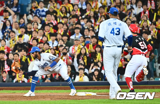 [OSEN=대구, 이석우 기자] 25일 대구 삼성라이온즈파크에서 2024 신한 SOL뱅크 KBO 포스트시즌 한국시리즈 삼성 라이온즈와 KIA 타이거즈의 3차전 경기가 열렸다.홈팀 삼성은 대니 레예스, 방문팀 KIA는 에릭 라우어를 선발 투수로 내세웠다.KIA 타이거즈 서건창이 2회초 1사 1,2루 1루수 병살타를 치고 아웃되고 있다. 2024.10.25 / foto0307@osen.co.kr