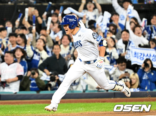 [OSEN=대구, 이대선 기자] 25일 대구삼성라이온즈파크에서 2024 신한 SOL뱅크 KBO 한국시리즈 3차전 삼성 라이온즈와 KIA 타이거즈의 경기가 열렸다.삼성은 대니 레예스, KIA는 에릭 라우어를 선발 투수로 내세웠다.3회말 1사에서 삼성 이성규가 좌중월 솔로 홈런을 치고 환호하고 있다. 2024.10.25 / sunday@osen.co.kr