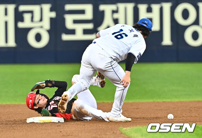 [OSEN=대구, 이석우 기자] 25일 대구 삼성라이온즈파크에서 2024 신한 SOL뱅크 KBO 포스트시즌 한국시리즈 삼성 라이온즈와 KIA 타이거즈의 3차전 경기가 열렸다.홈팀 삼성은 대니 레예스, 방문팀 KIA는 에릭 라우어를 선발 투수로 내세웠다.KIA 타이거즈 박찬호가 6회초 1사 1루 김도영 삼진 아웃때 2루에서 포구 실책으로 세이프되고 있다. 2024.10.25 / foto0307@osen.co.kr