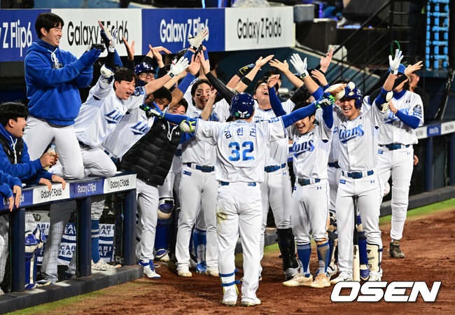 [OSEN=대구, 이대선 기자] 25일 대구삼성라이온즈파크에서 2024 신한 SOL뱅크 KBO 한국시리즈 3차전 삼성 라이온즈와 KIA 타이거즈의 경기가 열렸다.삼성은 대니 레예스, KIA는 에릭 라우어를 선발 투수로 내세웠다.7회초 무사에서 삼성 김헌곤이 좌월 솔로 홈런을 치고 더그아웃에서 환호하고 있다. 2024.10.25 / sunday@osen.co.kr