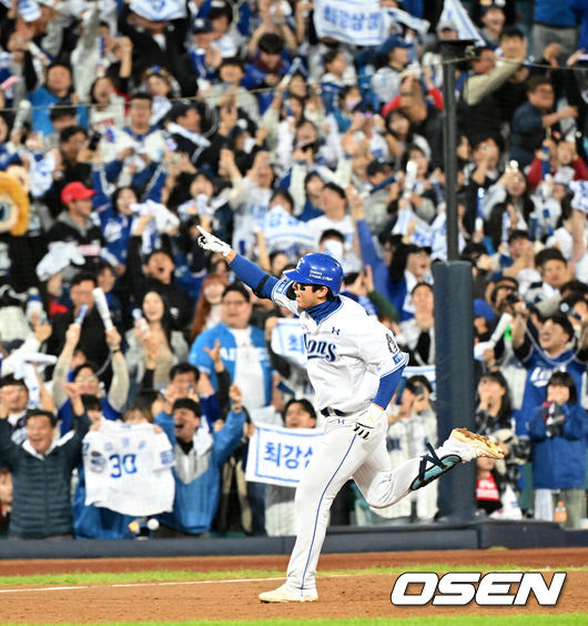 [OSEN=대구, 이대선 기자] 25일 대구삼성라이온즈파크에서 2024 신한 SOL뱅크 KBO 한국시리즈 3차전 삼성 라이온즈와 KIA 타이거즈의 경기가 열렸다.삼성은 대니 레예스, KIA는 에릭 라우어를 선발 투수로 내세웠다.5회말 1사에서 삼성 김영웅이 우중월 솔로 홈런을 치고 환호하고 있다. 2024.10.25 / sunday@osen.co.kr