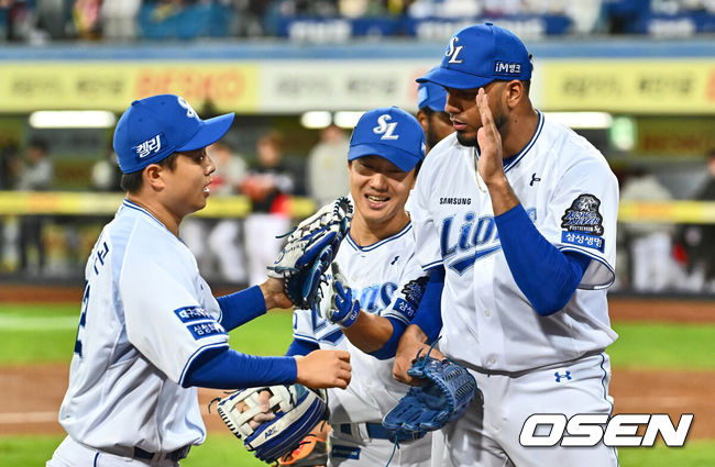 [OSEN=대구, 이석우 기자] 25일 대구 삼성라이온즈파크에서 2024 신한 SOL뱅크 KBO 포스트시즌 한국시리즈 삼성 라이온즈와 KIA 타이거즈의 3차전 경기가 열렸다. 홈팀 삼성은 대니 레예스, 방문팀 KIA는 에릭 라우어를 선발 투수로 내세웠다.삼성 라이온즈 선발투수 레예스가 5회초 2사 1,2루 KIA 타이거즈 최원준을 좌익수 직선타로 잡고 김헌곤과 하이파이브를 하고 있다. 2024.10.25 / foto0307@osen.co.kr