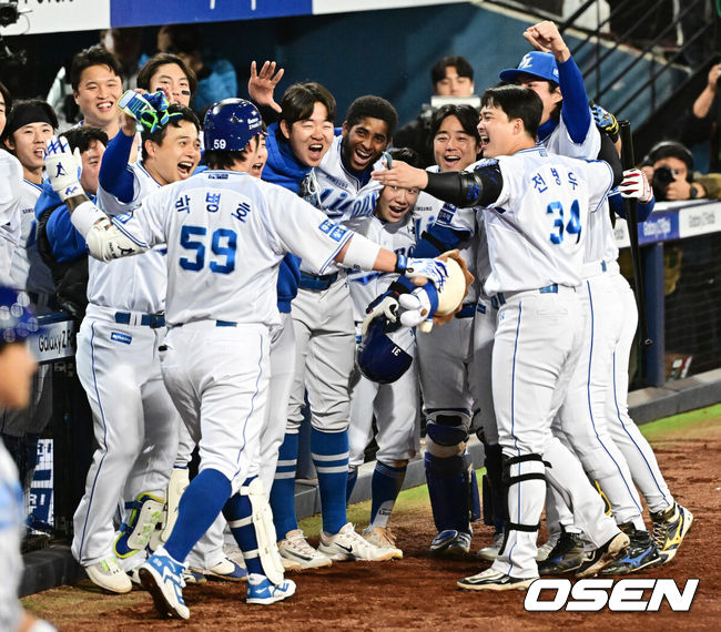 [OSEN=대구, 지형준 기자] 25일 대구삼성라이온즈파크에서 2024 신한 SOL뱅크 KBO 한국시리즈 3차전 삼성 라이온즈와 KIA 타이거즈의 경기가 열렸다.삼성은 대니 레예스, KIA는 에릭 라우어를 선발 투수로 내세웠다.7회말 무사에서 삼성 박병호가 우월 솔로포를 날리며 동료선수들과 기뻐하고 있다. 2024.10.25 / jpnews@osen.co.kr