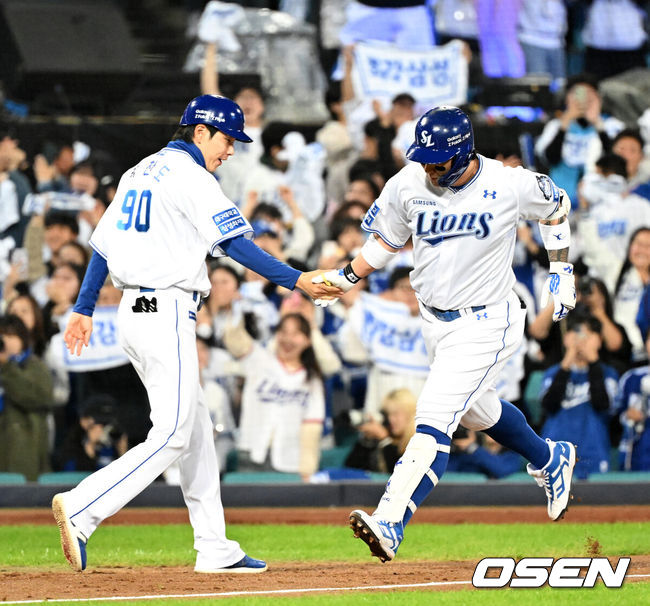 [OSEN=대구, 이대선 기자] 25일 대구삼성라이온즈파크에서 2024 신한 SOL뱅크 KBO 한국시리즈 3차전 삼성 라이온즈와 KIA 타이거즈의 경기가 열렸다.삼성은 대니 레예스, KIA는 에릭 라우어를 선발 투수로 내세웠다.7회말 무사에서 삼성 박병호가 우중월 솔로 홈런을 치고 그라운드를 달리고 있다. 2024.10.25 / sunday@osen.co.kr