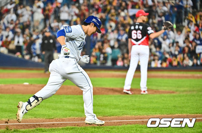 [OSEN=대구, 이석우 기자] 25일 대구 삼성라이온즈파크에서 2024 신한 SOL뱅크 KBO 포스트시즌 한국시리즈 삼성 라이온즈와 KIA 타이거즈의 3차전 경기가 열렸다. 홈팀 삼성은 대니 레예스, 방문팀 KIA는 에릭 라우어를 선발 투수로 내세웠다.삼성 라이온즈 이성규가 3회말 1사 좌중월 솔로 홈런을 치고 환호하고 있다. 2024.10.25 / foto0307@osen.co.kr